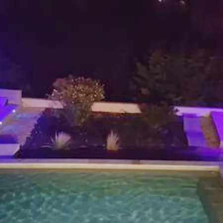 Appartamento D'une Avec Piscine Partagee Et Jardin Clos A Les Avignon