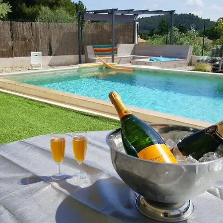 D'une Avec Piscine Partagee Et Jardin Clos A Les Avignon Villeneuve-lès-Avignon